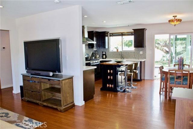 8727 Glider Ave - Photo 6 of 8