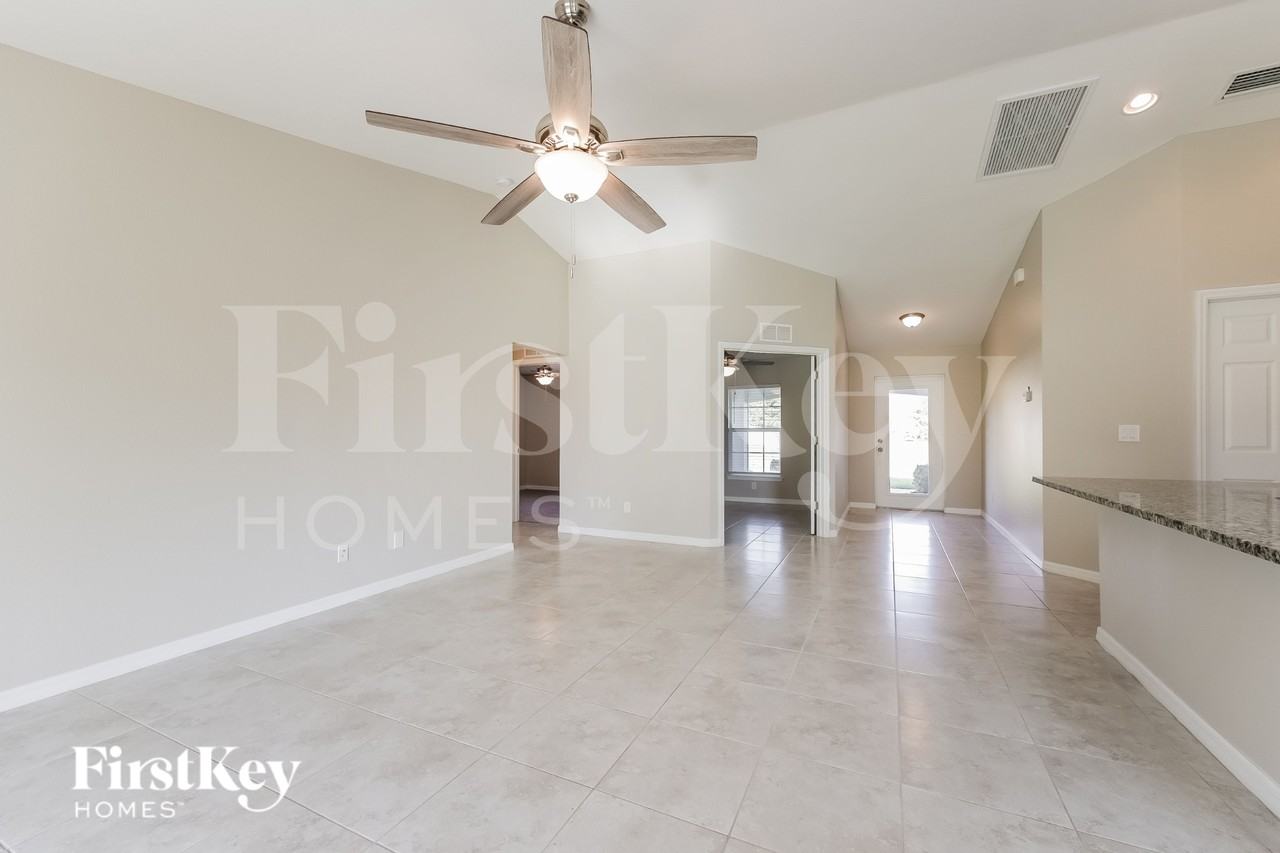 2828 Nw 27th Pl - Photo 4 of 15