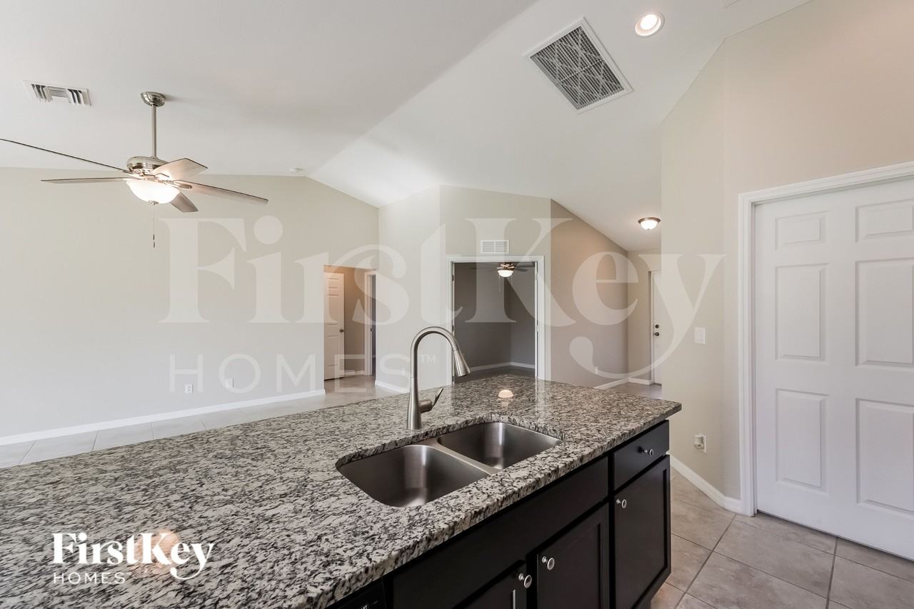 2828 Nw 27th Pl - Photo 5 of 15