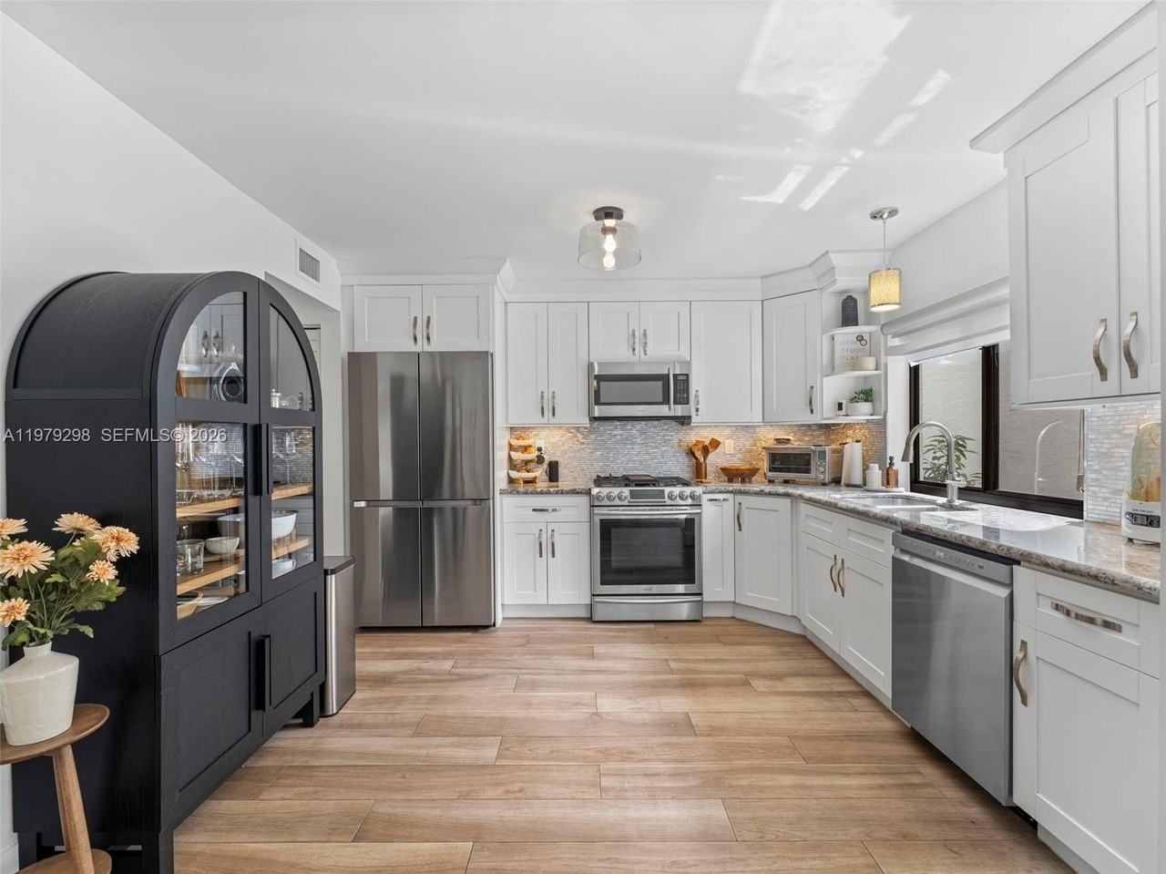 10548 Sw 112th Ave - Photo 4 of 46