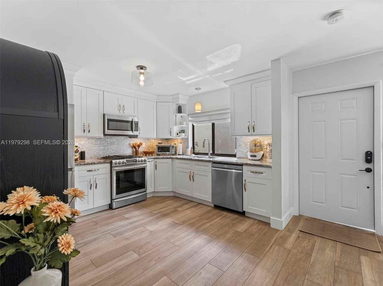 10548 Sw 112th Ave - Photo 5 of 46