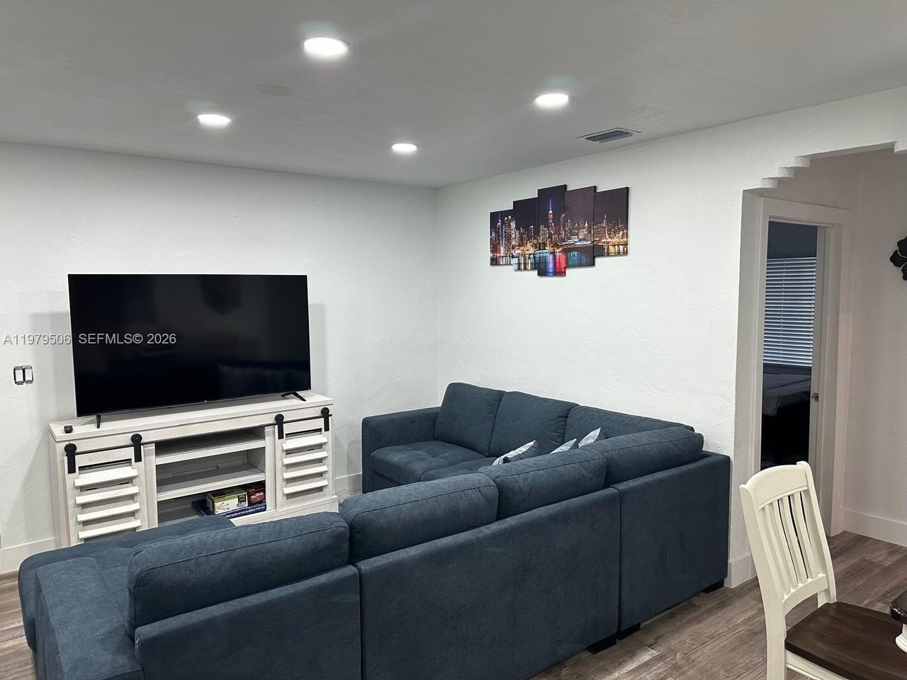 1376 Nw 41st St - Photo 4 of 9