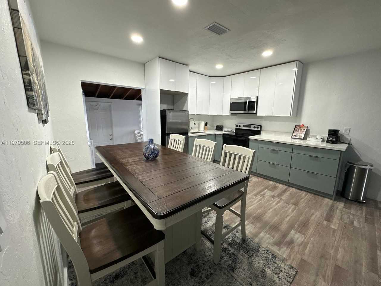 1376 Nw 41st St - Photo 6 of 9