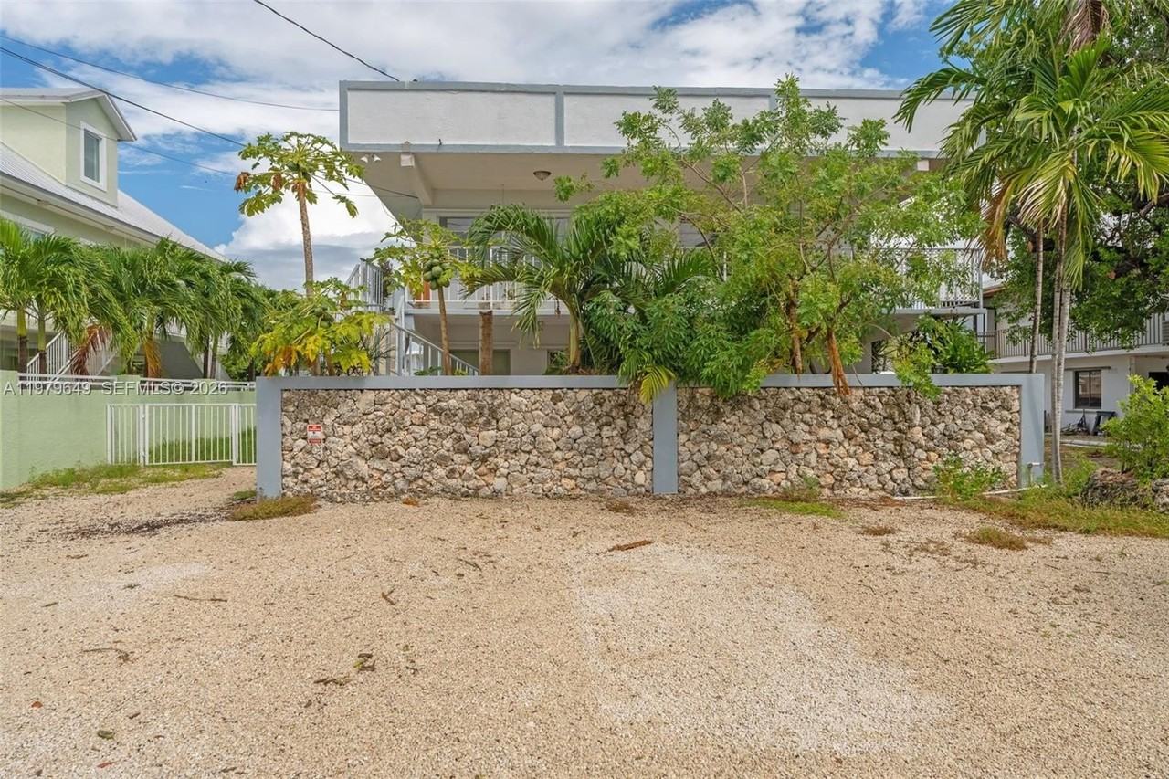 174 Corrine Pl #1 - Photo 2 of 17