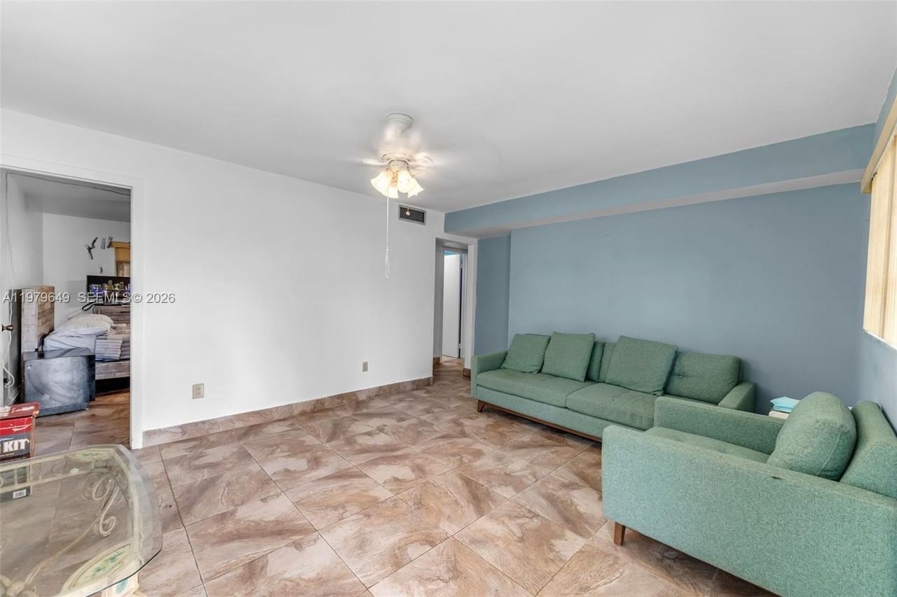 174 Corrine Pl #1 - Photo 3 of 17