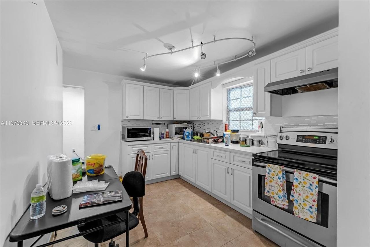 174 Corrine Pl #1 - Photo 5 of 17