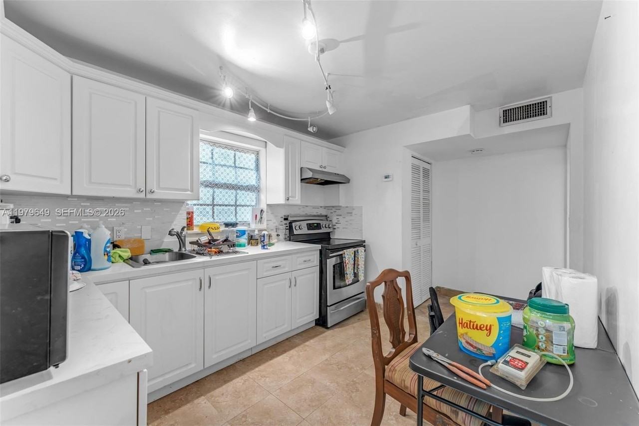 174 Corrine Pl #1 - Photo 6 of 17