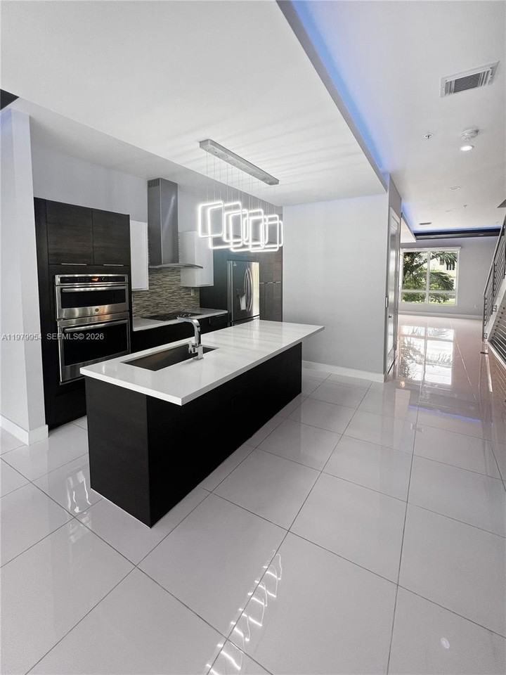 10336 Nw 64th St - Photo 7 of 30