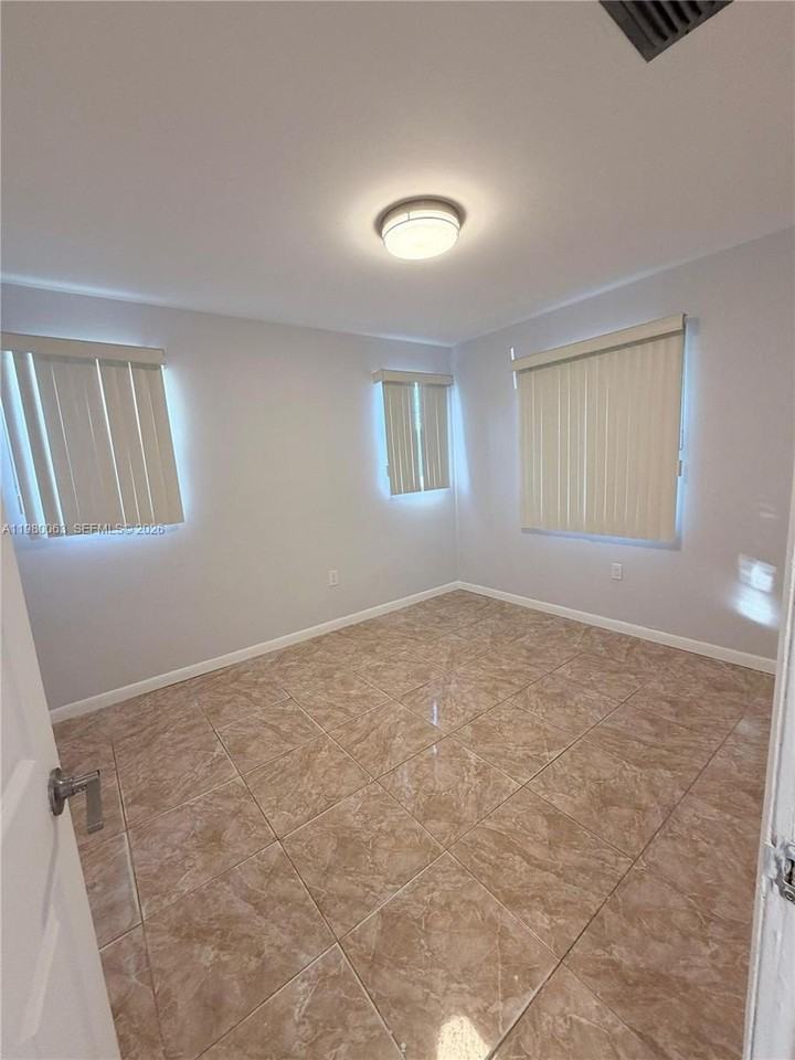 16920 Ne 4th Ct #BACK - Photo 7 of 12