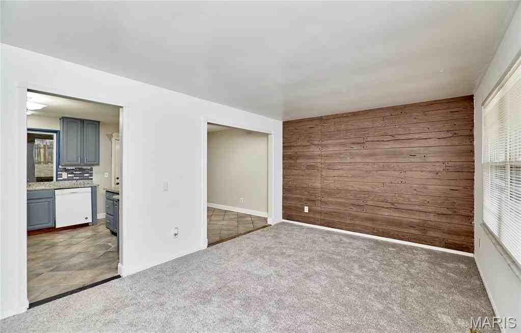 21 Universal Dr - Photo 6 of 27