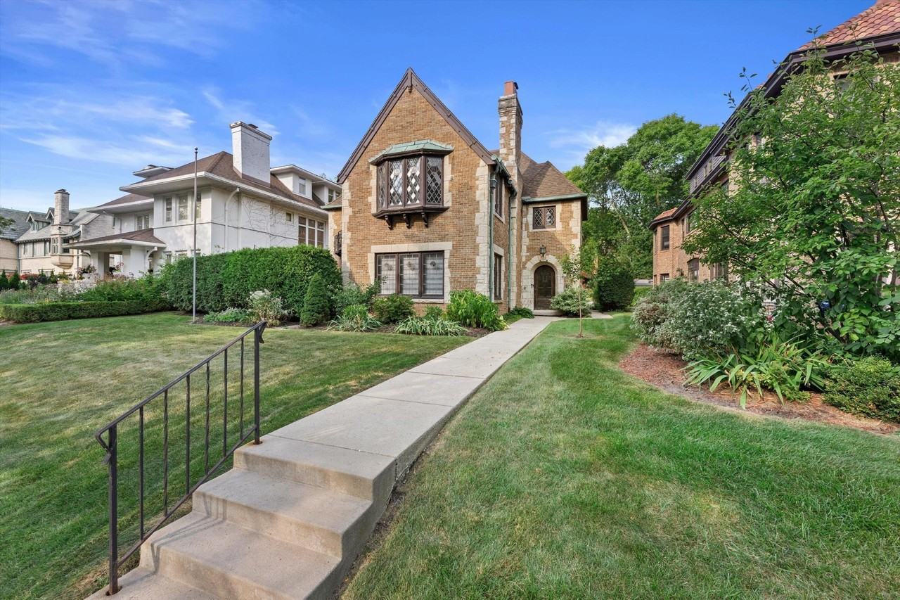 2835 N Lake Dr #2 - Photo 2 of 25