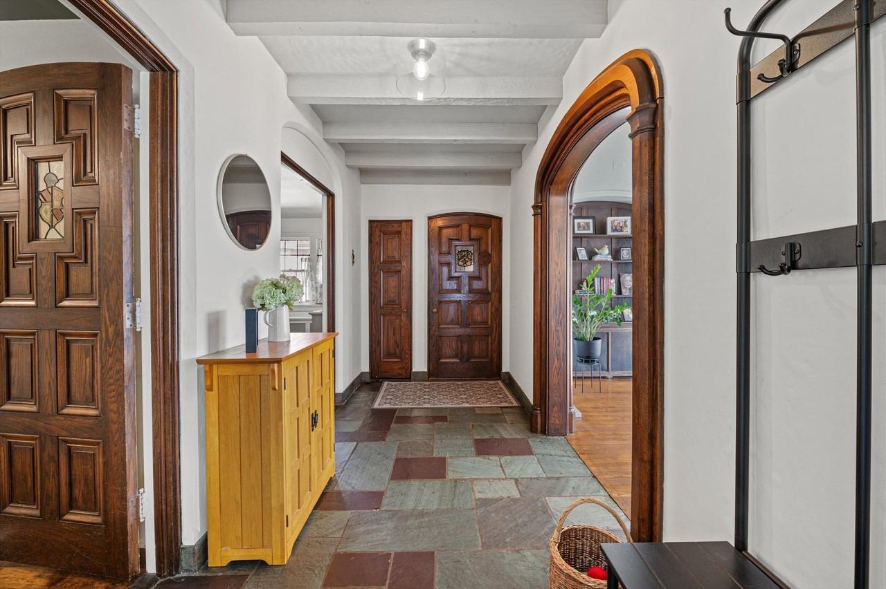 2835 N Lake Dr #2 - Photo 4 of 25