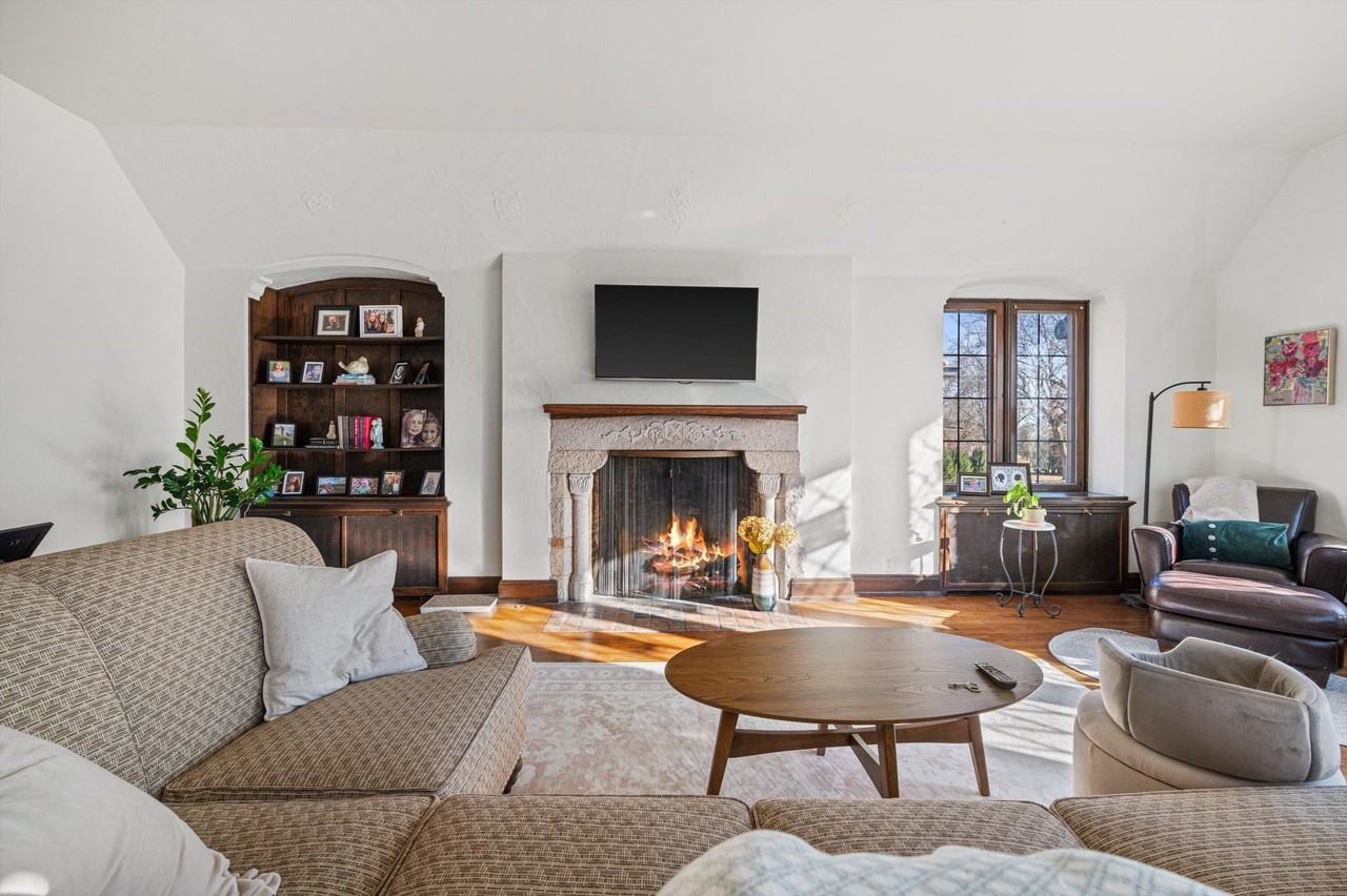 2835 N Lake Dr #2 - Photo 5 of 25