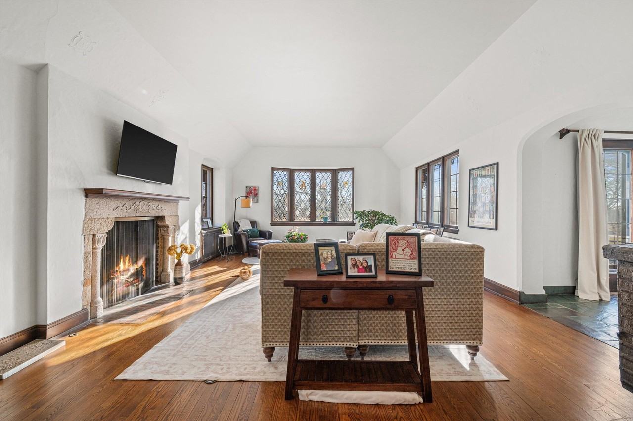 2835 N Lake Dr #2 - Photo 7 of 25