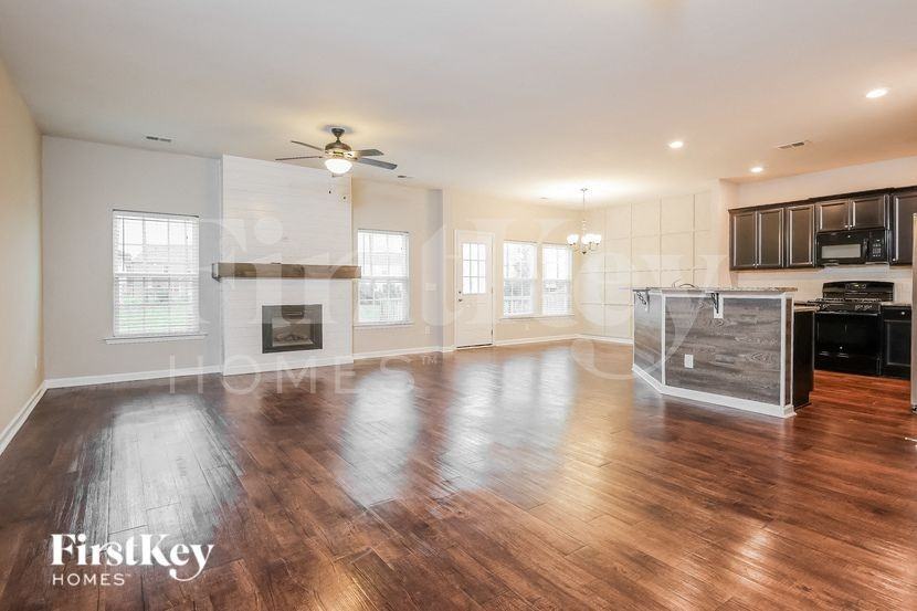 732 Redbud Ln - Photo 3 of 15