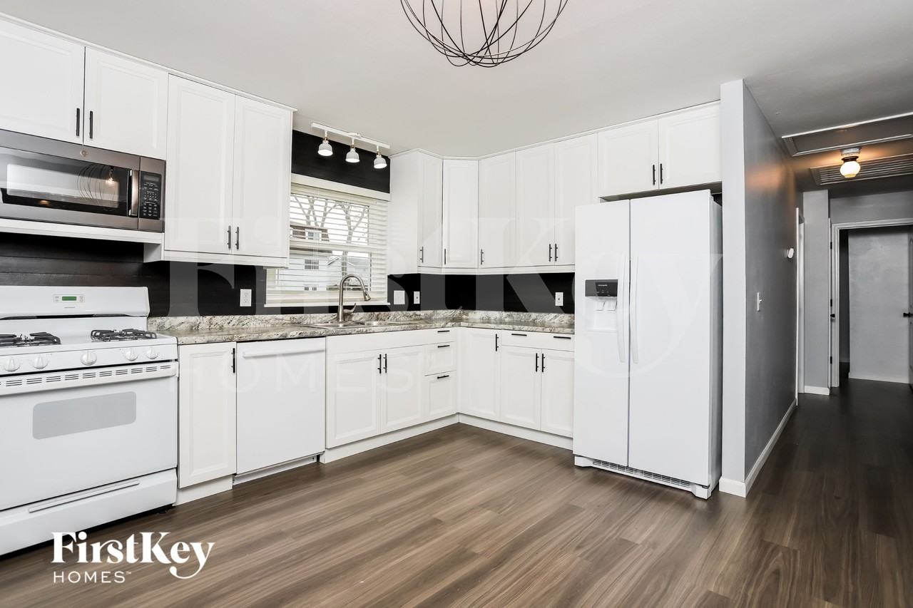 1366 Brandywine Ln - Photo 4 of 15