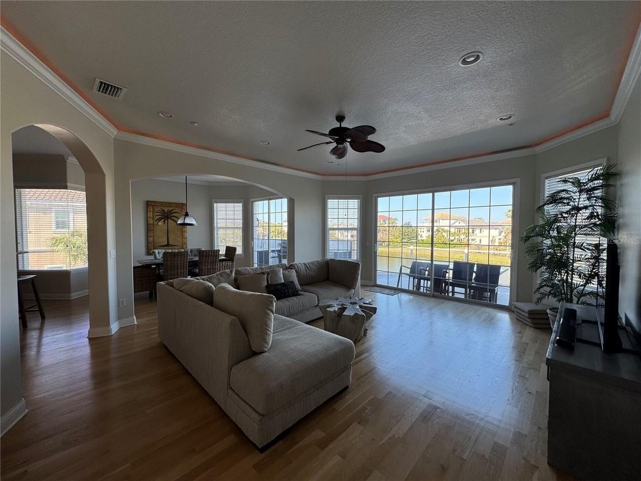 323 Ocean Crest Dr - Photo 4 of 22