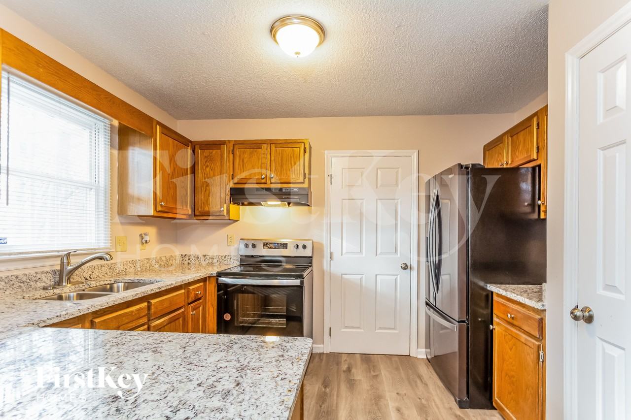 1311 Logan St - Photo 5 of 15