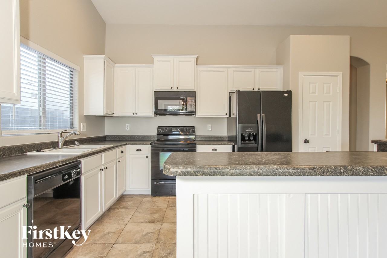 14521 N 145th Dr - Photo 5 of 15