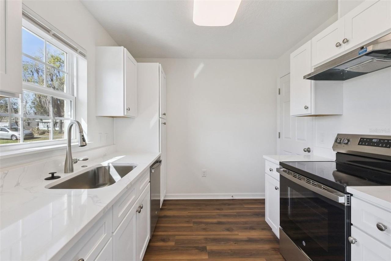 1073 N Rockingham Ave - Photo 6 of 17