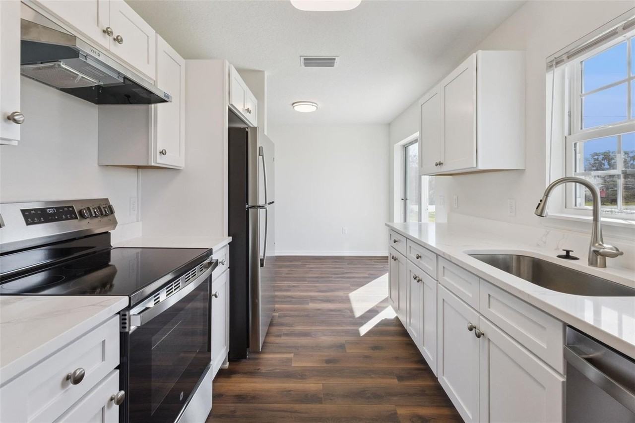 1073 N Rockingham Ave - Photo 7 of 17