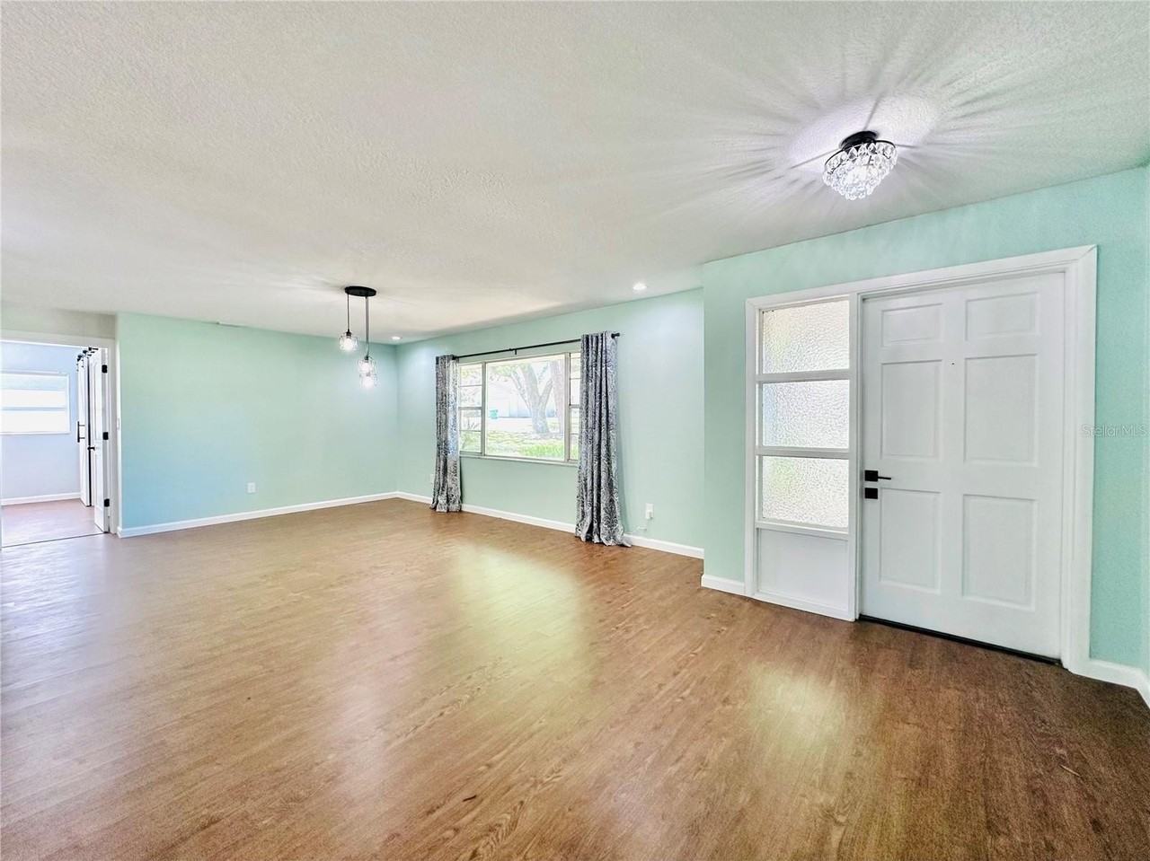 391 Floral Dr - Photo 4 of 39