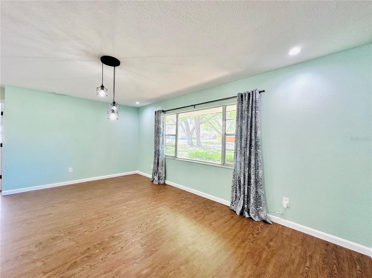 391 Floral Dr - Photo 6 of 39