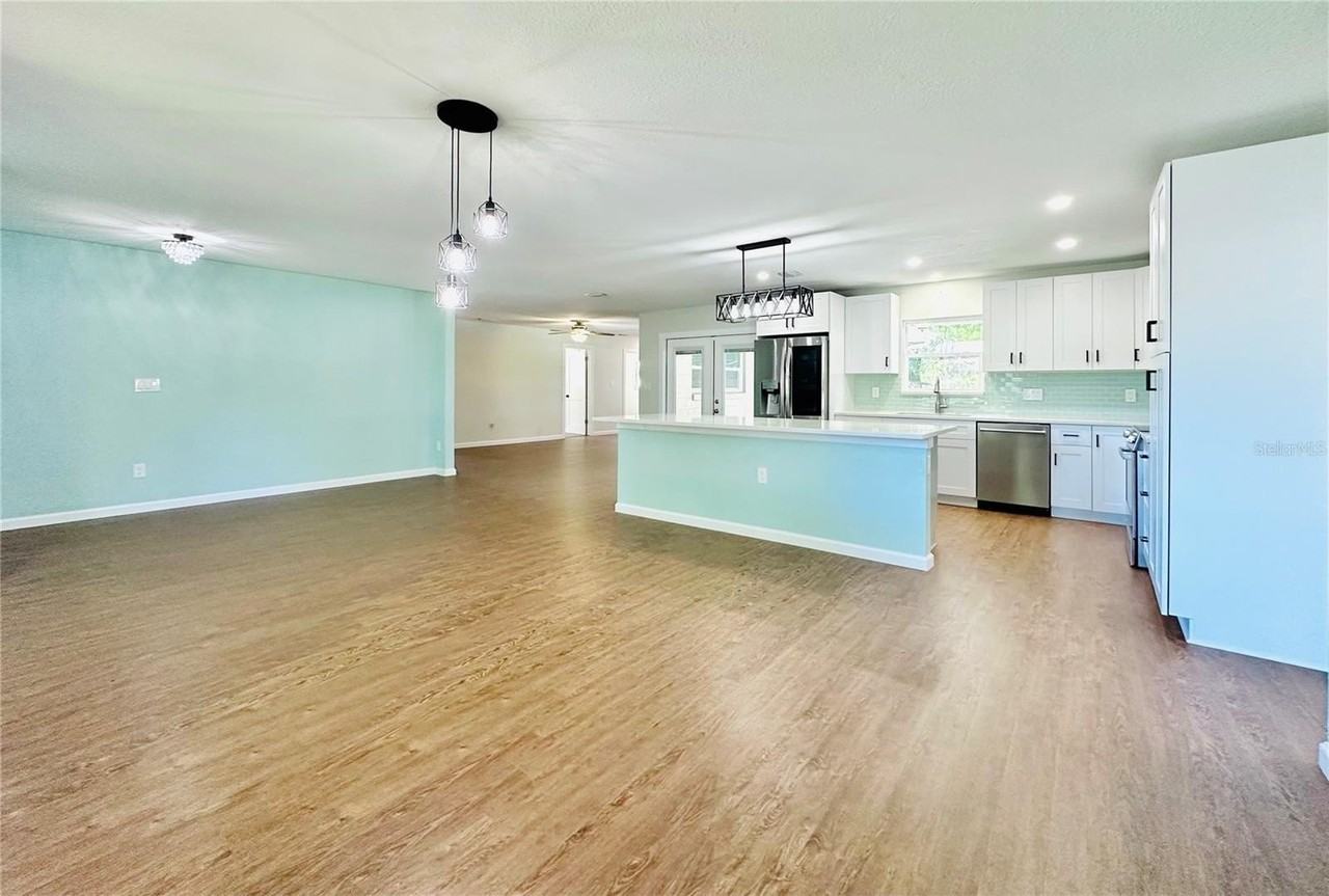 391 Floral Dr - Photo 7 of 39