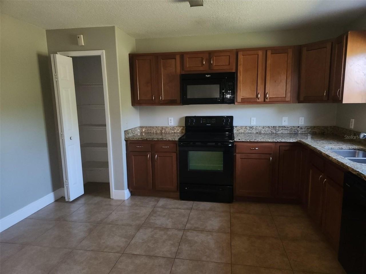 709 Cockatoo Ct - Photo 4 of 11