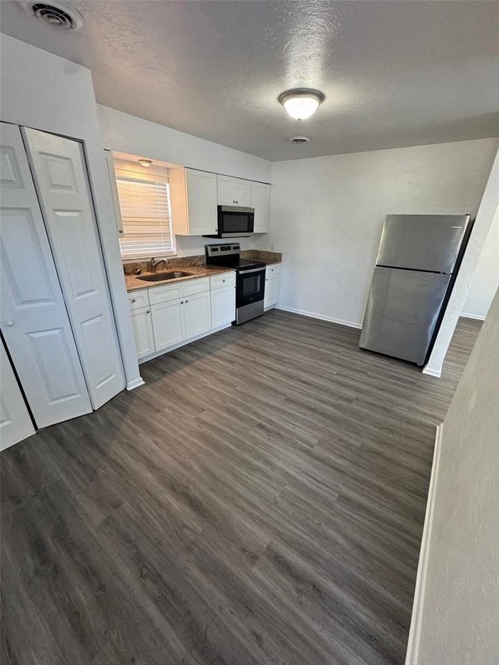 1711 Ne 70th St - Photo 4 of 11