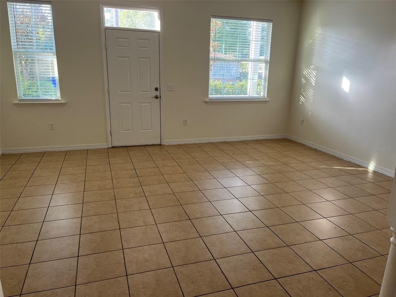 917 Sumner St - Photo 4 of 27