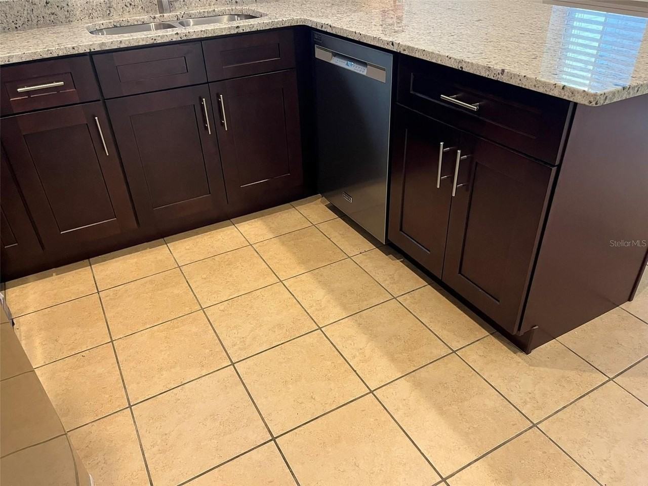 917 Sumner St - Photo 7 of 27