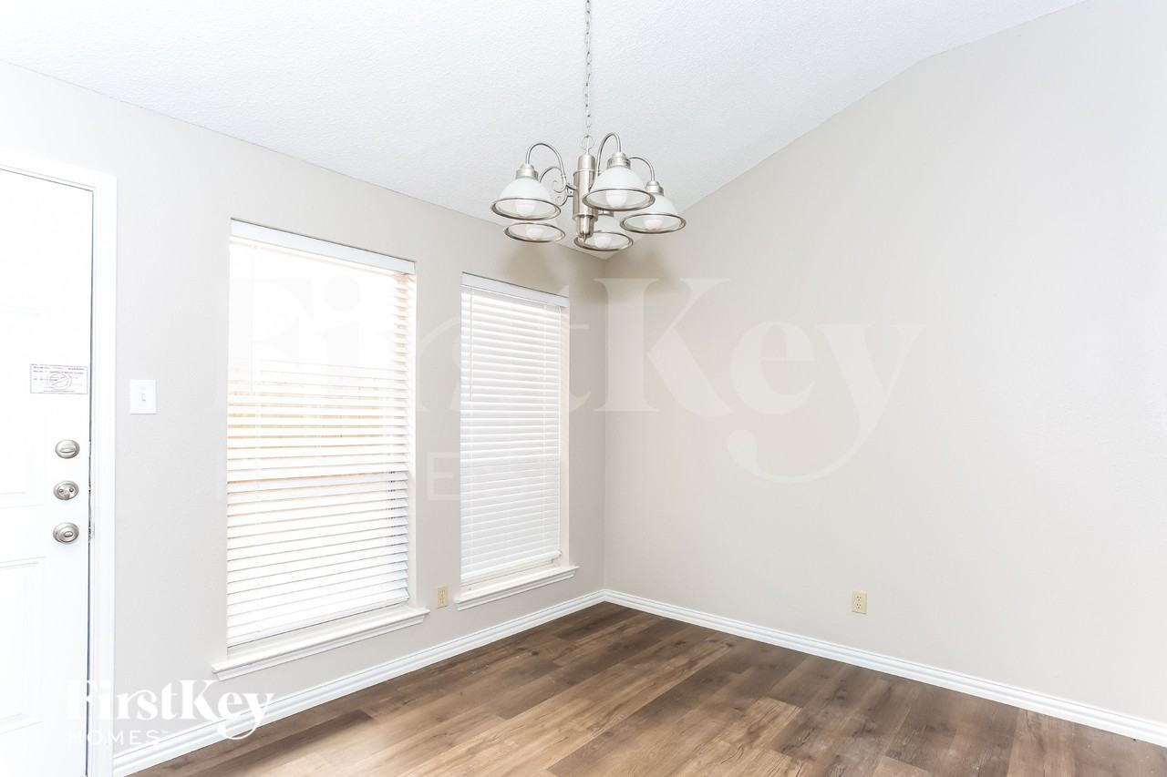 210 Arabian Ln - Photo 3 of 15