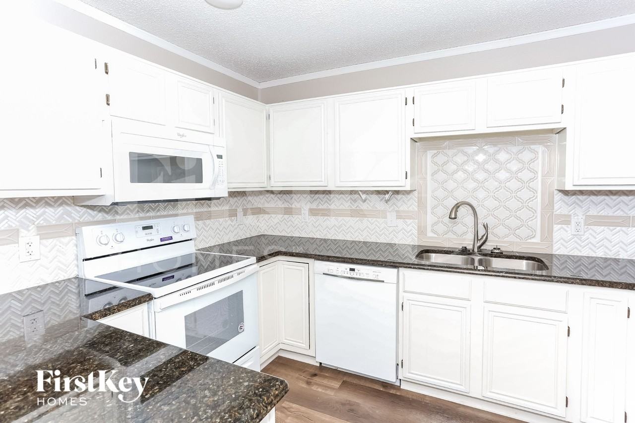 210 Arabian Ln - Photo 4 of 15