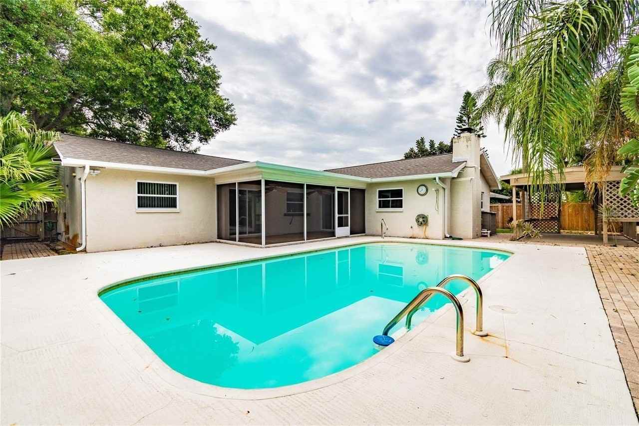 2656 Colony Dr - Photo 2 of 25