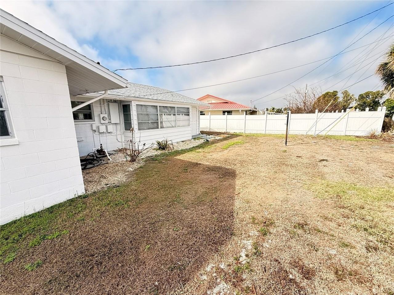 713 Thunderbird Ave - Photo 3 of 31