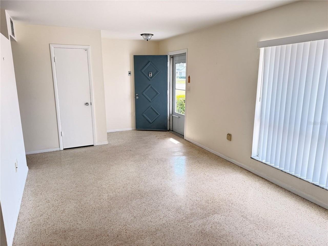 713 Thunderbird Ave - Photo 4 of 31