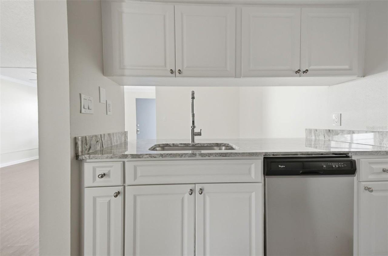 3102 W Horatio St #12 - Photo 5 of 23