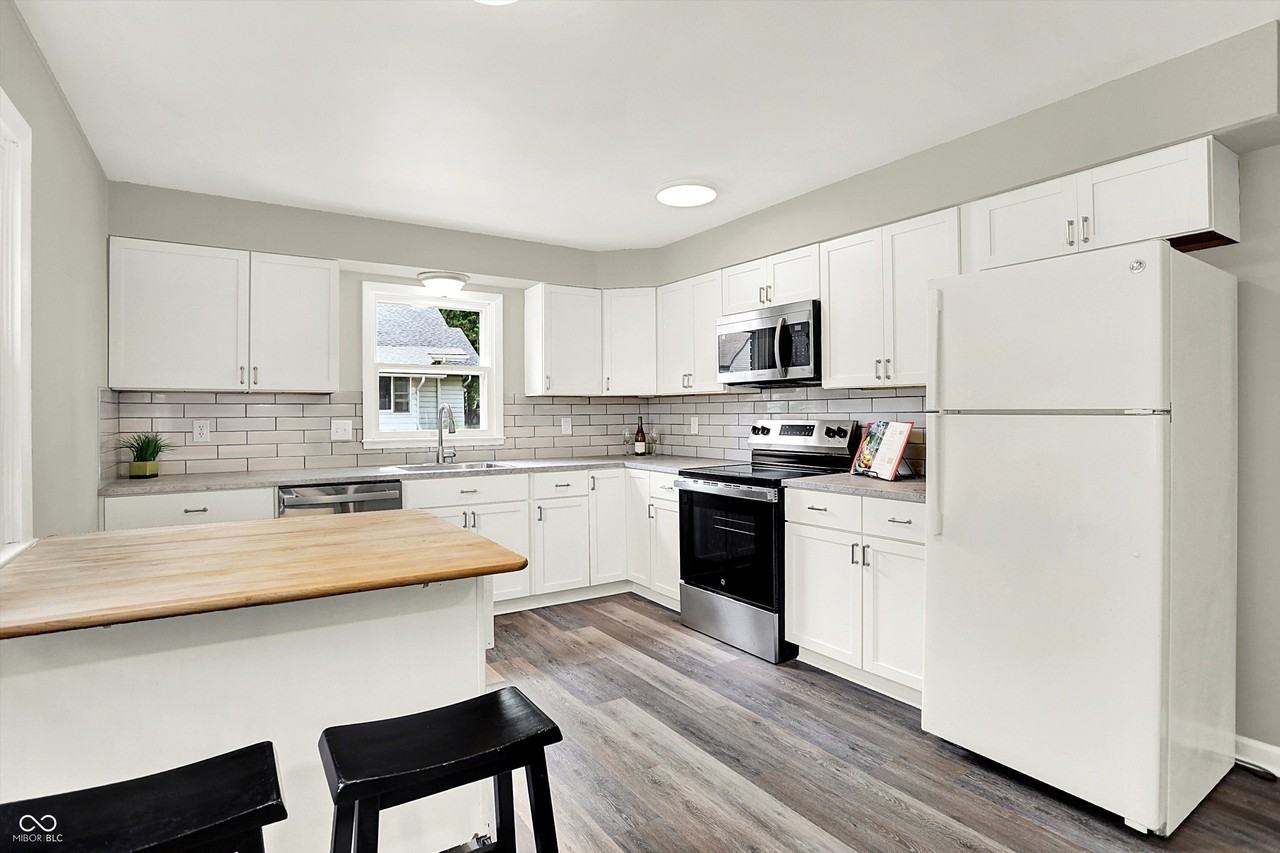 303 E 4th St - Photo 5 of 17