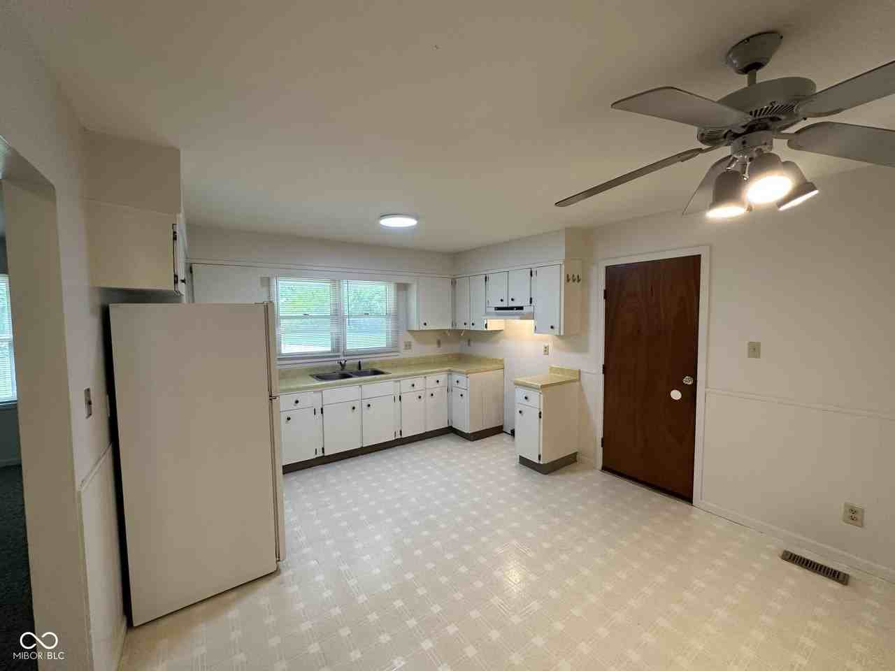 1222 Richfield Ln - Photo 3 of 6