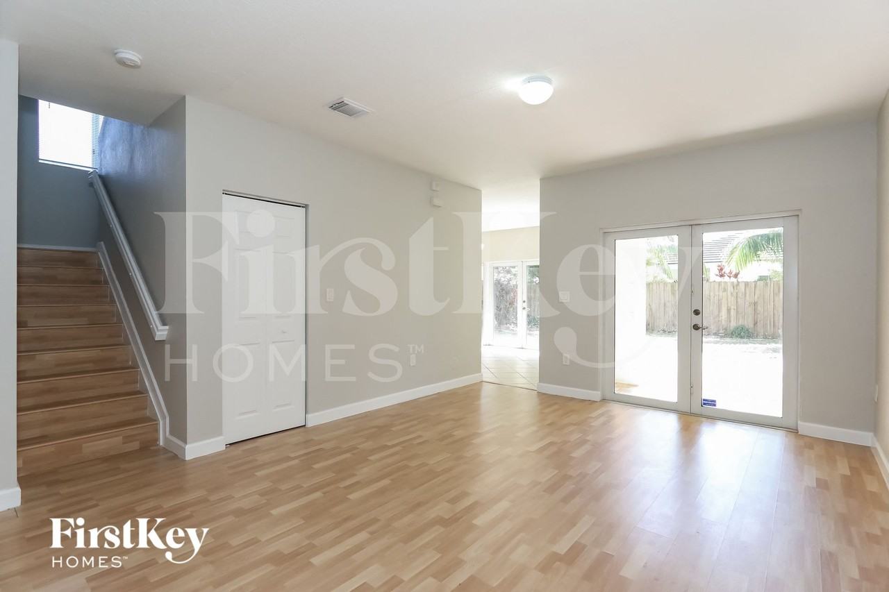 3168 Nestreet - Photo 3 of 15