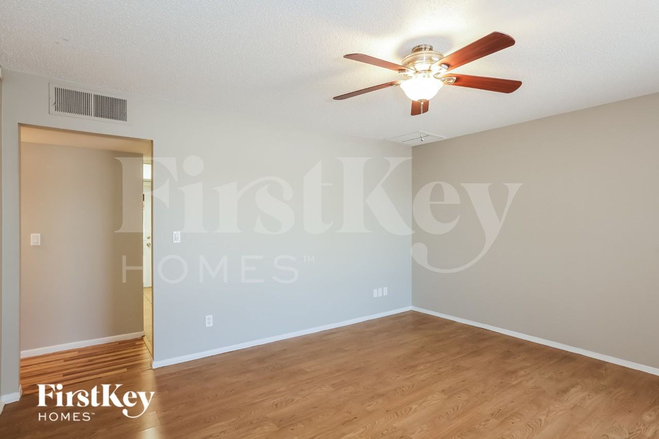 2333 E Sylvia St - Photo 4 of 17