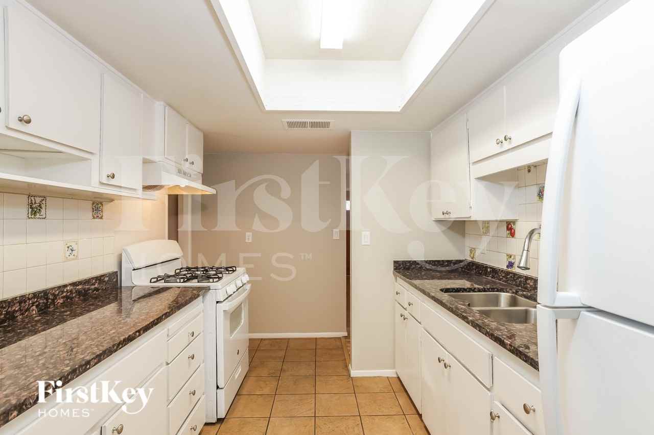 2333 E Sylvia St - Photo 6 of 17