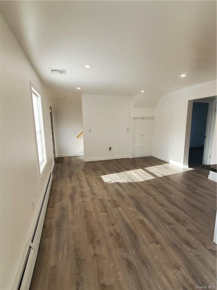 7 White Plains Ave - Photo 5 of 20