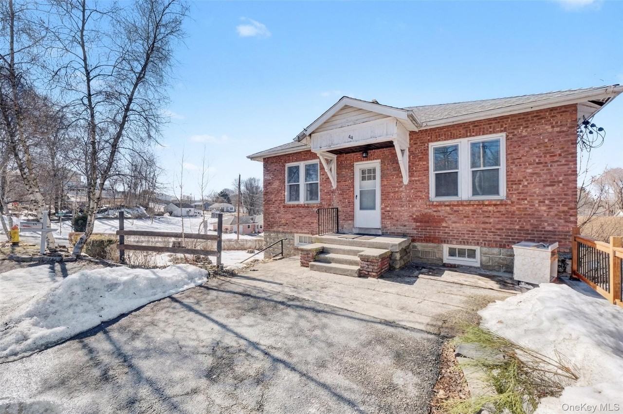 44 Cedar Ave - Photo 3 of 17