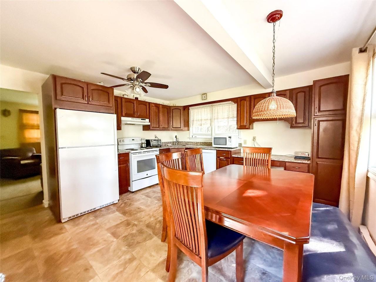 8415 Soundview Ave - Photo 4 of 8