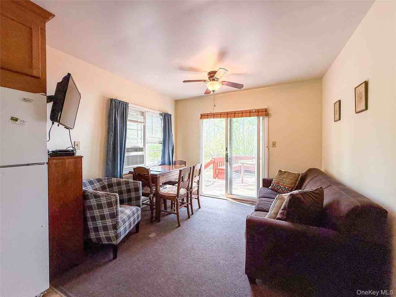 8515 Soundview Ave - Photo 6 of 10