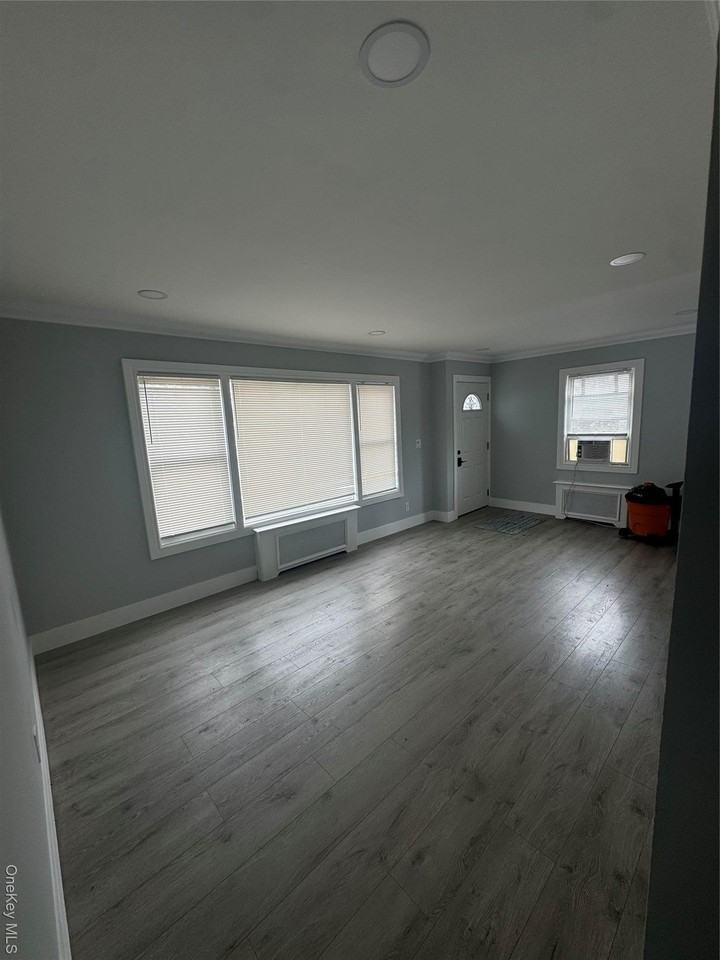 674 Winthrop Dr - Photo 2 of 9