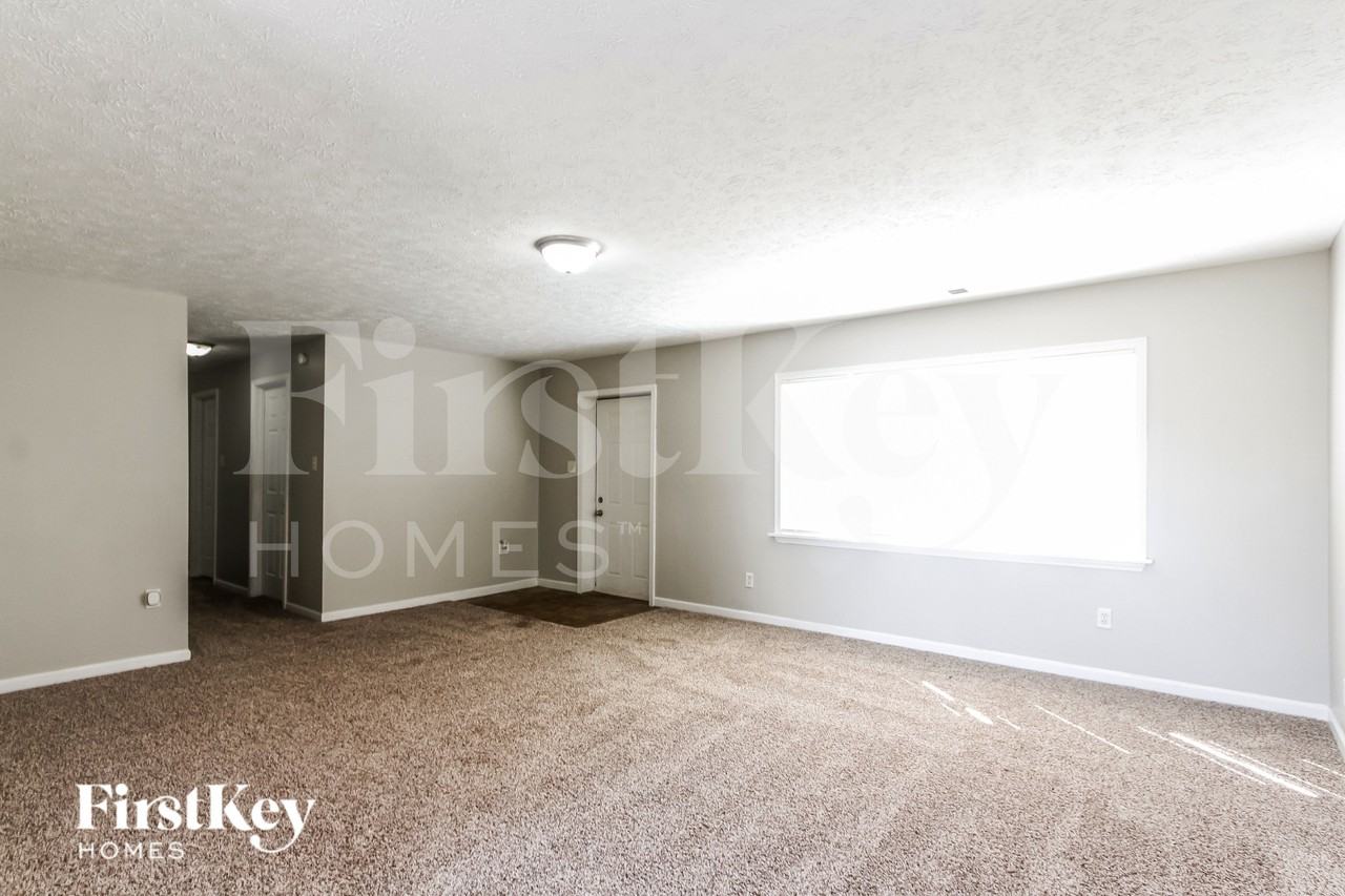 1127 S Lockburn St - Photo 3 of 19