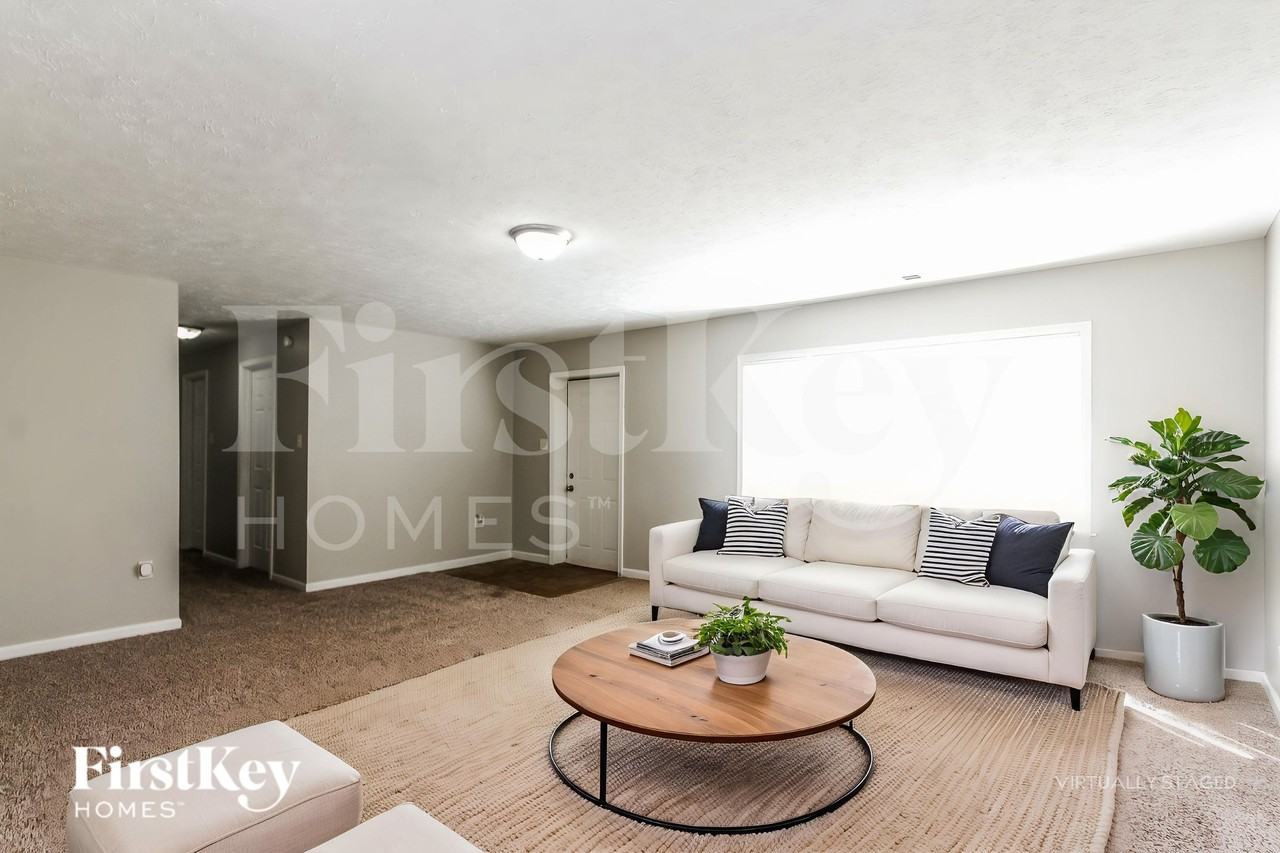 1127 S Lockburn St - Photo 4 of 19